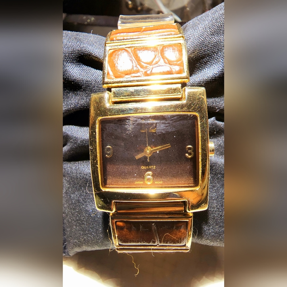 Super unique stretch pebble leather panel and gold 1980s watch, still working